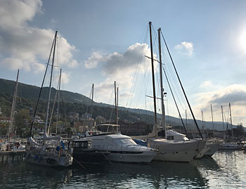 Segelboote im Hafen